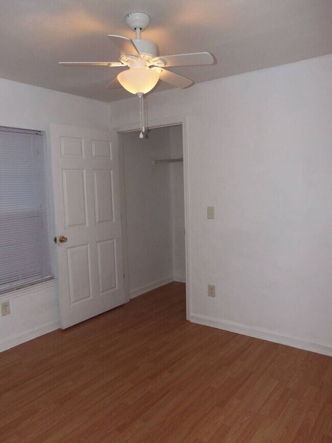 Building Photo - 3 Bedrooms 2.5 Baths Townhome Available Now