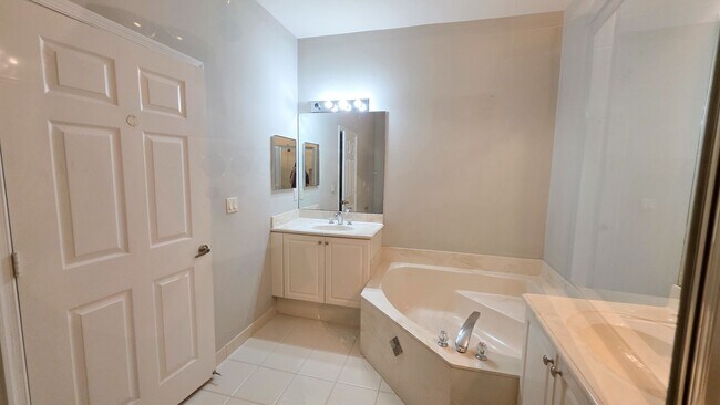 Building Photo - 2565 Langrove Ln SW