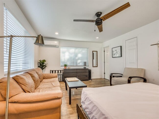 Building Photo - 217 E Daws St