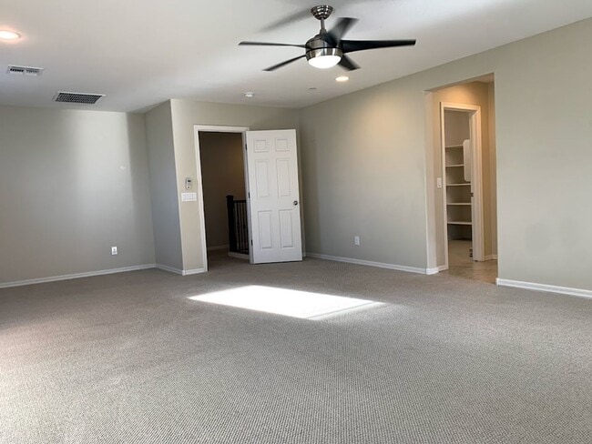 Building Photo - 4 BEDROOM PLUS LOFT, BUILT IN BBQ WITH COMMUNITY POOL