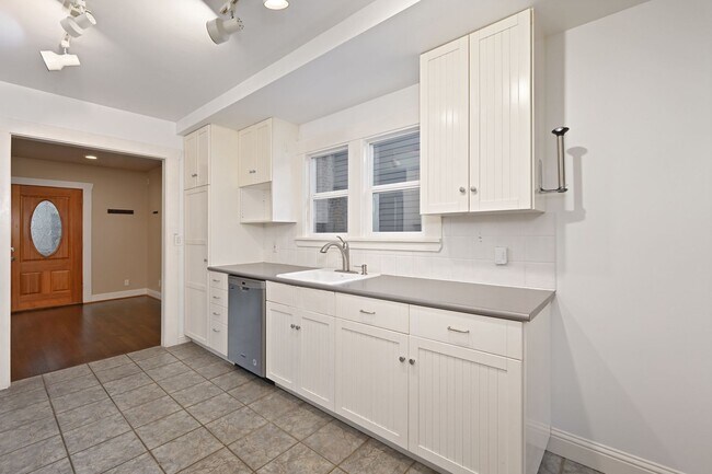 Building Photo - Charming 3 Bedroom/2 Bath Craftsman Home for Lease in Phinney/Greenlake