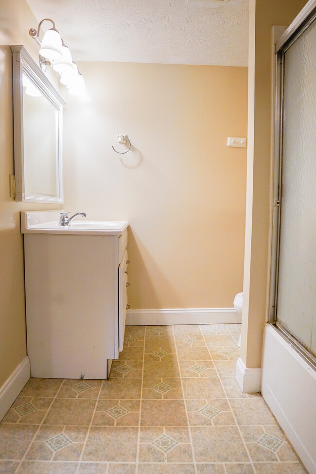 Building Photo - 124 Crain Ave