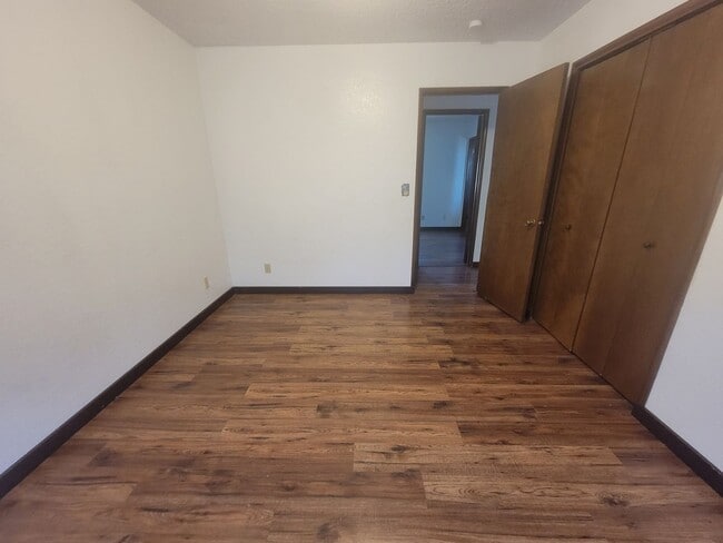 Building Photo - Stylish Split-Level in Central Kennewick w...