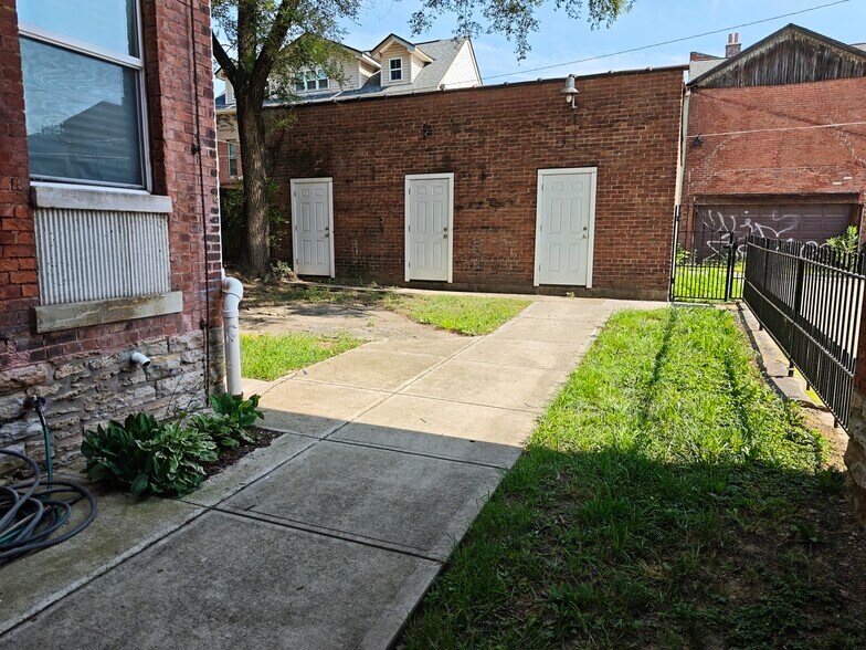 Garage entrance around back - 836 York St