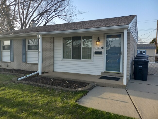 Primary Photo - 34332 Rosslyn St