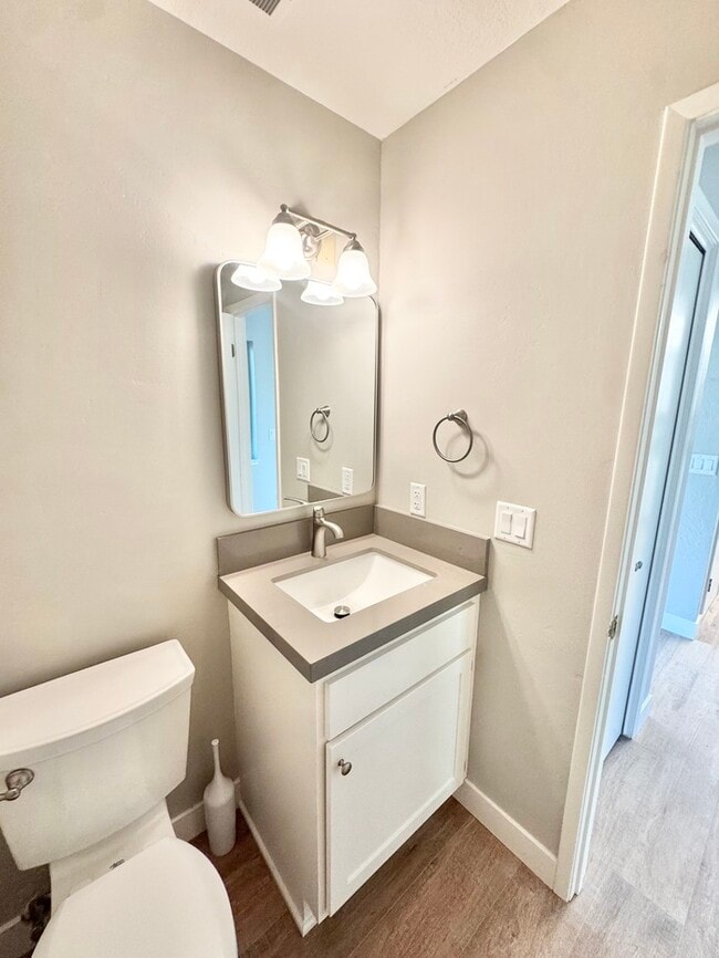 Building Photo - Beaitifully updated 2 bedroom 1.5 bathroom...