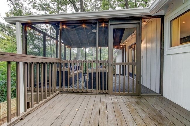 Building Photo - 260 Moonshadow Ct