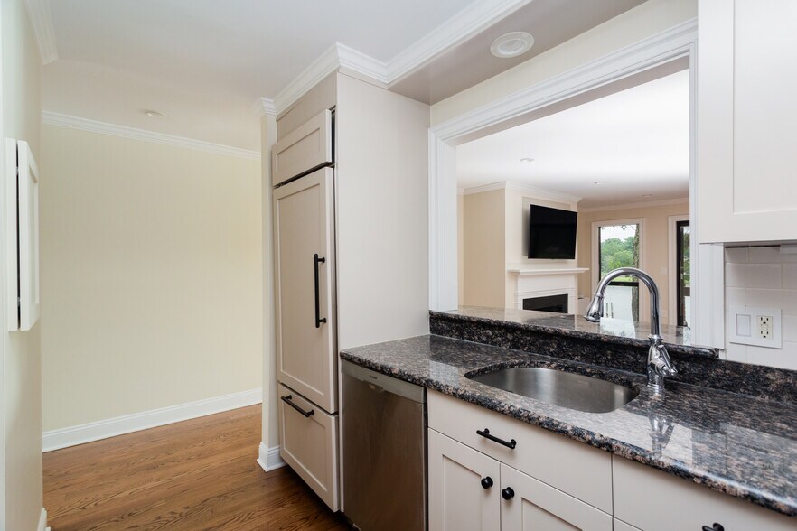 Kitchen - 15 River Rd