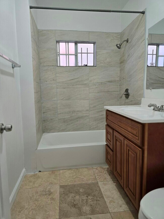 Building Photo - 916 W 59th Pl