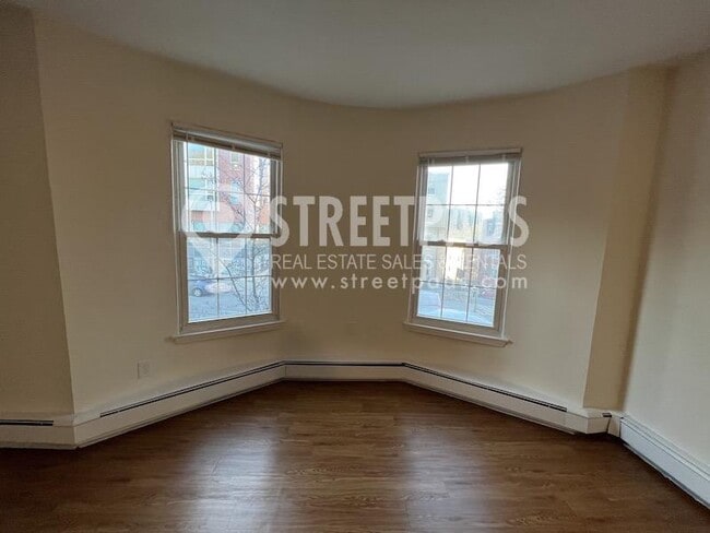 Building Photo - bedroom in Boston MA 02130