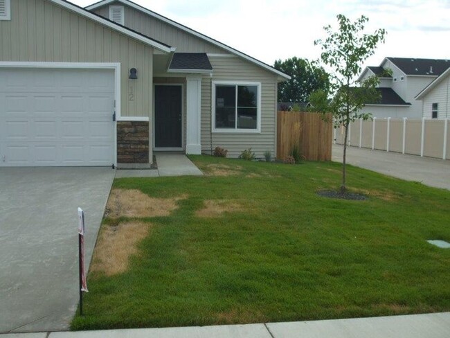 Building Photo - NICE 3 bed 2 bath 2 car garage avail aroun...