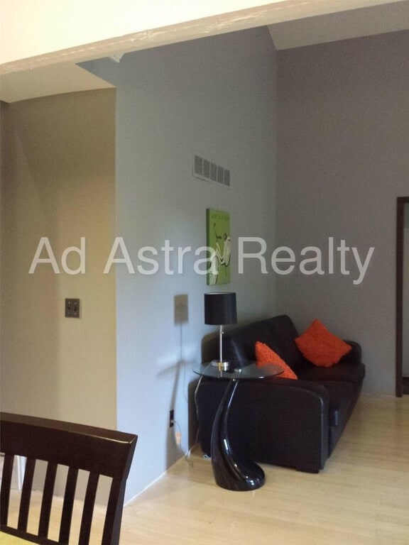 Building Photo - Updated 3Bed/2bath Townhome in Lenexa-Avai...
