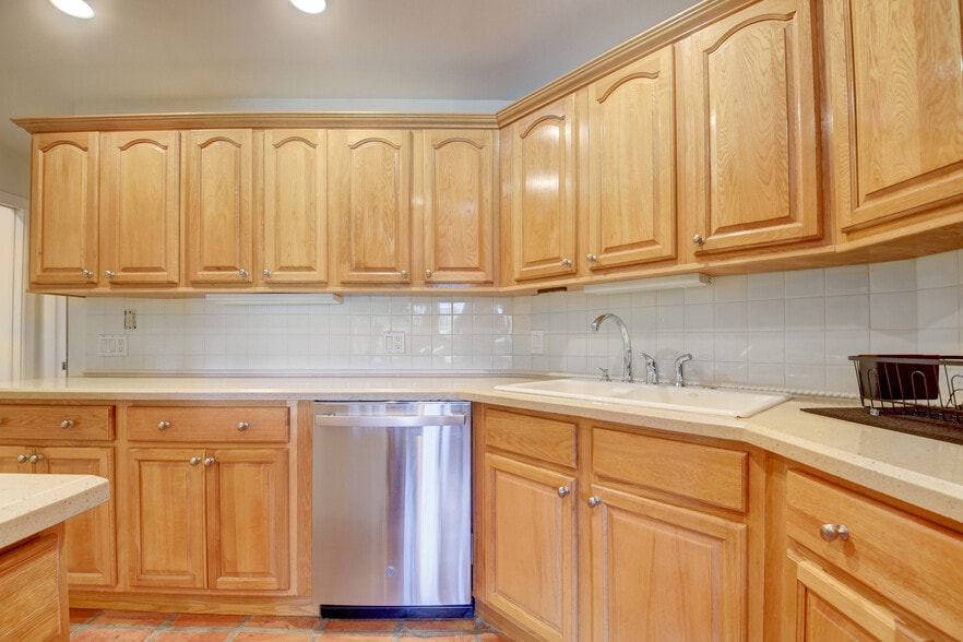 Building Photo - 4666 Fountains Dr S