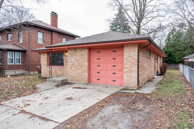 Primary Photo - 1023 Hickory St