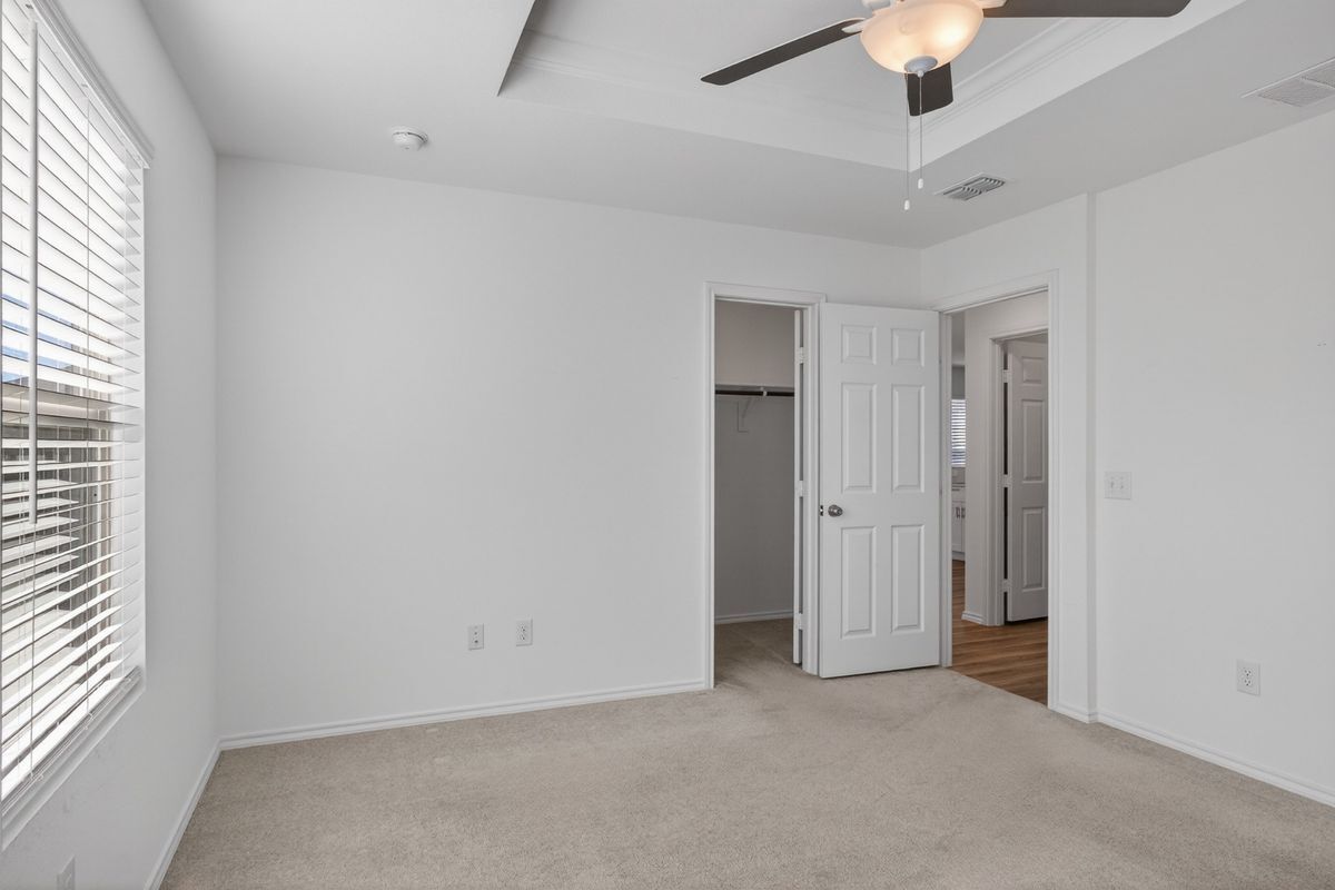 Building Photo - 605 Grenada Lk Dr