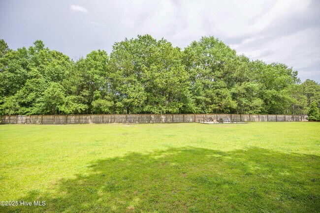 Building Photo - 102 Willow Creek Ln