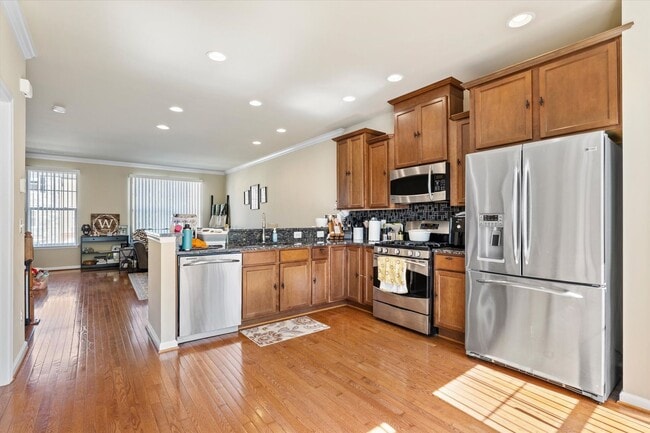 Building Photo - 3-Level Townhome in Woodstream!