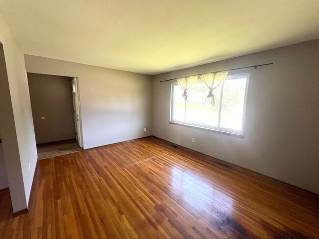 Building Photo - Move In Ready - 3 Bedroom 1.5 Bath In St. ...