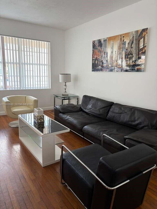 Building Photo - 6881 Bay Dr