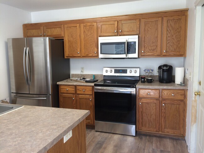 Kitchen with new appliances - 7219 Pro Ln