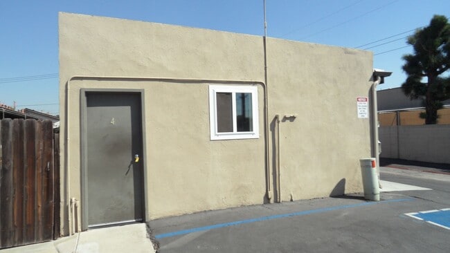 Building Photo - Nicely Updated 1 Bedroom 1 Bathroom, Coco ...