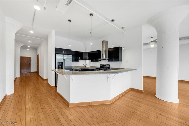 Primary Photo - 2077 E 4th St
