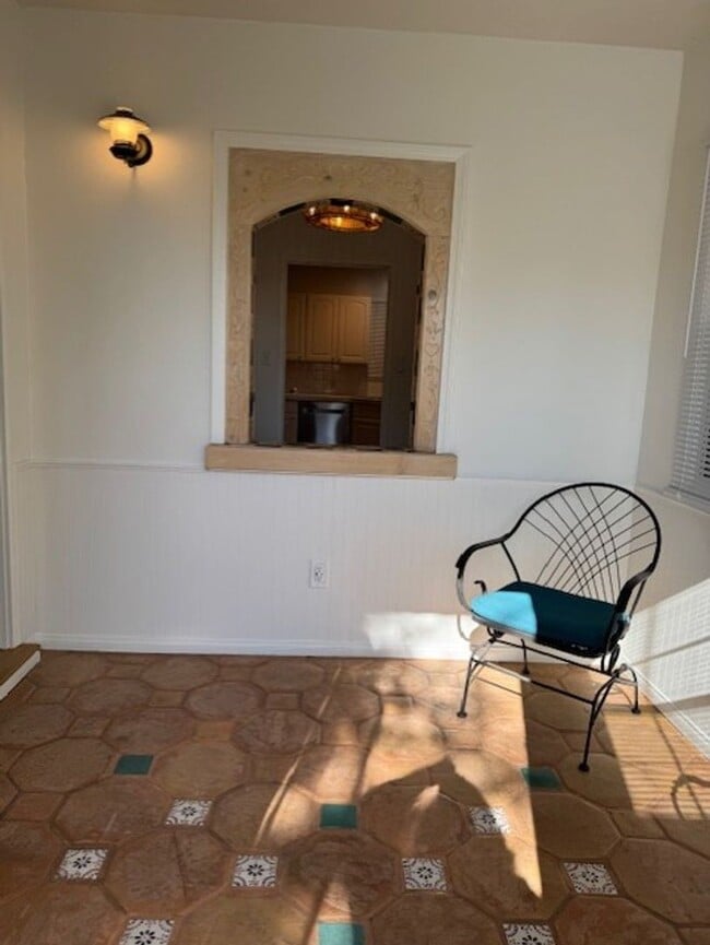 Building Photo - One bedroom, one bath in La Crescenta