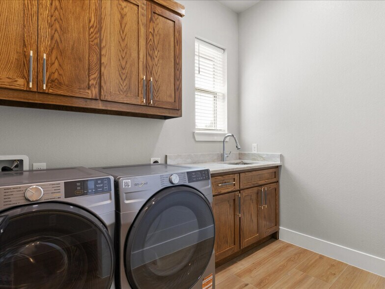 Building Photo - 8101 Oak Hollow Dr