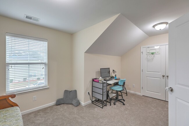 Building Photo - Spacious and updated home in Bluffs at Ash...
