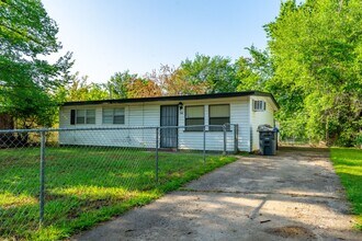Building Photo - 3 Bed 1 Bath in Tulsa!