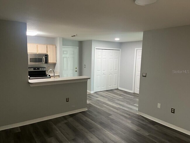 Building Photo - 5467 Vineland Rd