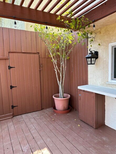 Building Photo - 10136 Hollow Glen Cir