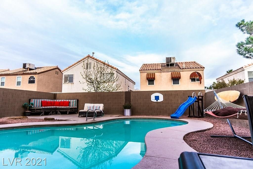 Huge yard with pool and spa. Pool has heater - 4060 N Elkridge Dr