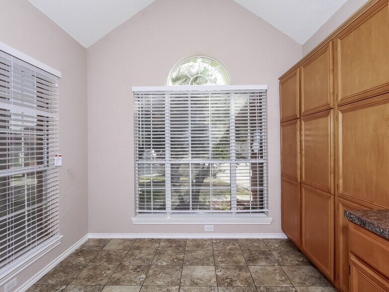 Building Photo - 952 Azalia Dr