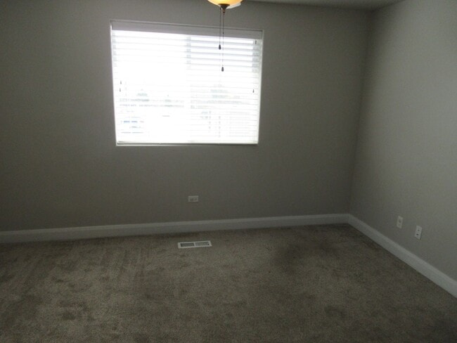 Building Photo - **Move-In Discount**3 bed -2.5 bath - Newer townhome in the heart of Cedar City!