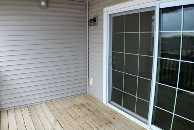 Building Photo - $1,050 | 2 Bedroom, 2 Bathroom Condo | No ...