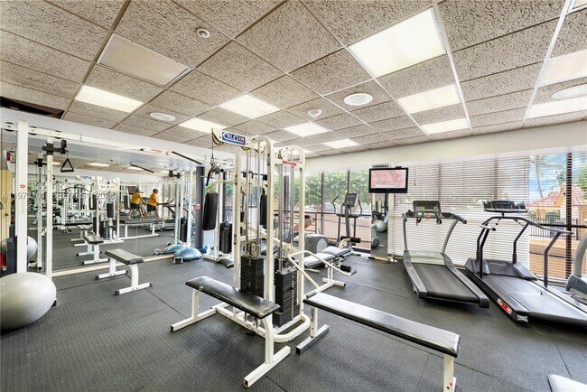 Building Photo - 2555 Collins Ave