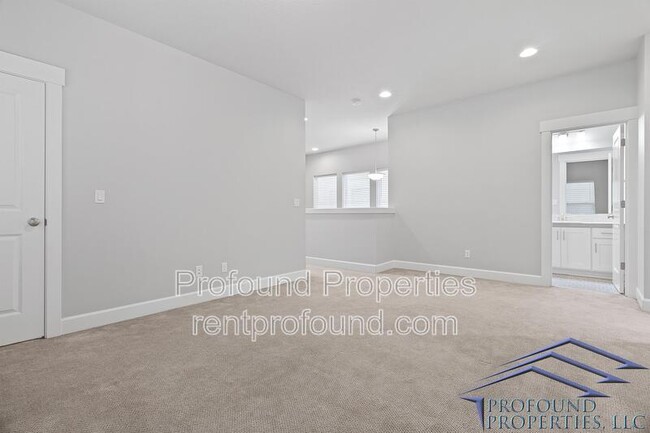 Building Photo - 6843 SE Red Alder St