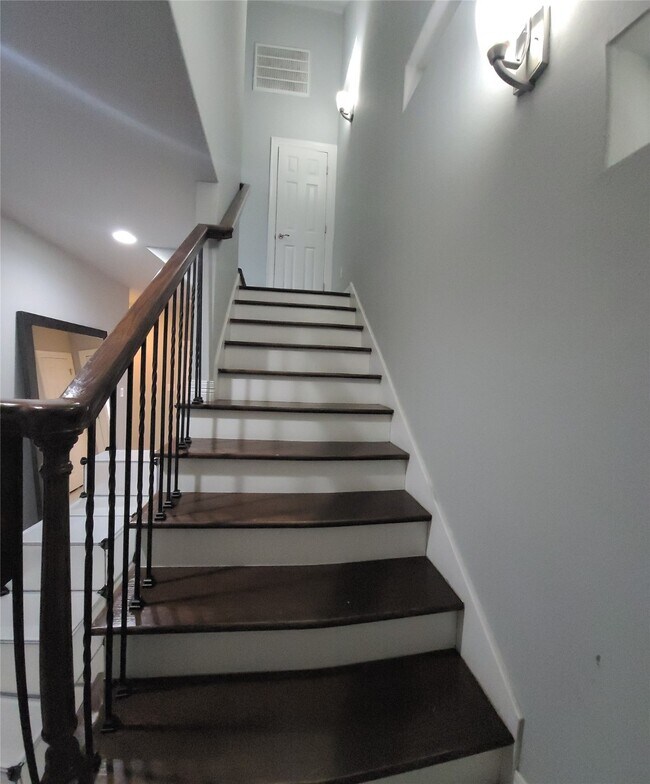 Building Photo - 1413 Holly St