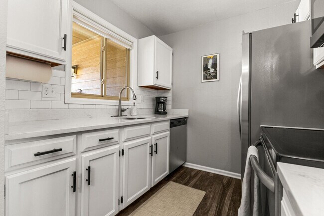 Building Photo - 2875 Village Dr