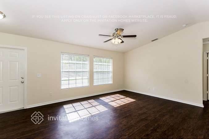 Building Photo - 1052 Mosaic St