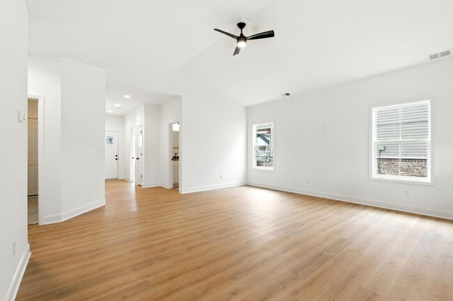Building Photo - 1112 Mission Dr