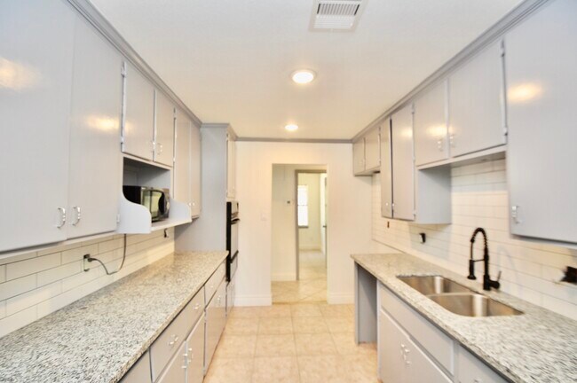 Building Photo - 10610 Fleming Dr