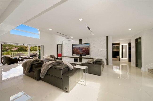 Building Photo - 11839 Highland Pl