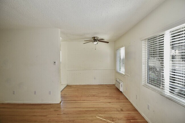 Building Photo - 5852 Hazeltine Ave