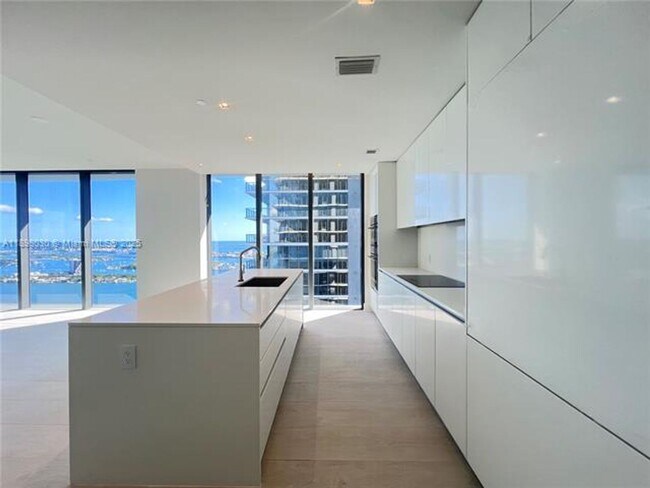 Building Photo - 700 NE 24th St