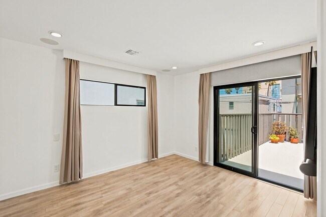 Building Photo - Privateer Duplex