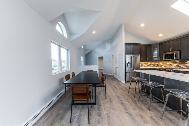 Building Photo - 680 W Beech St