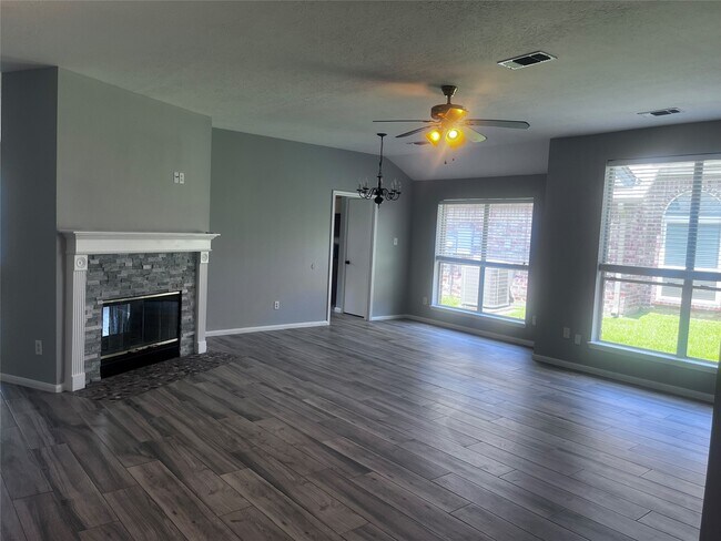 Building Photo - 1810 Village Ct Ln