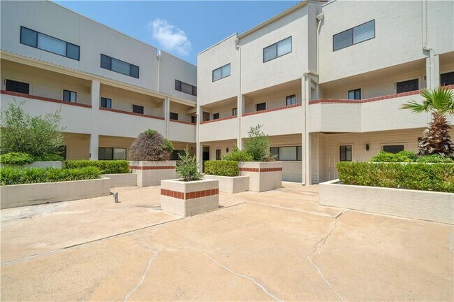 Building Photo - 2605 Enfield Rd